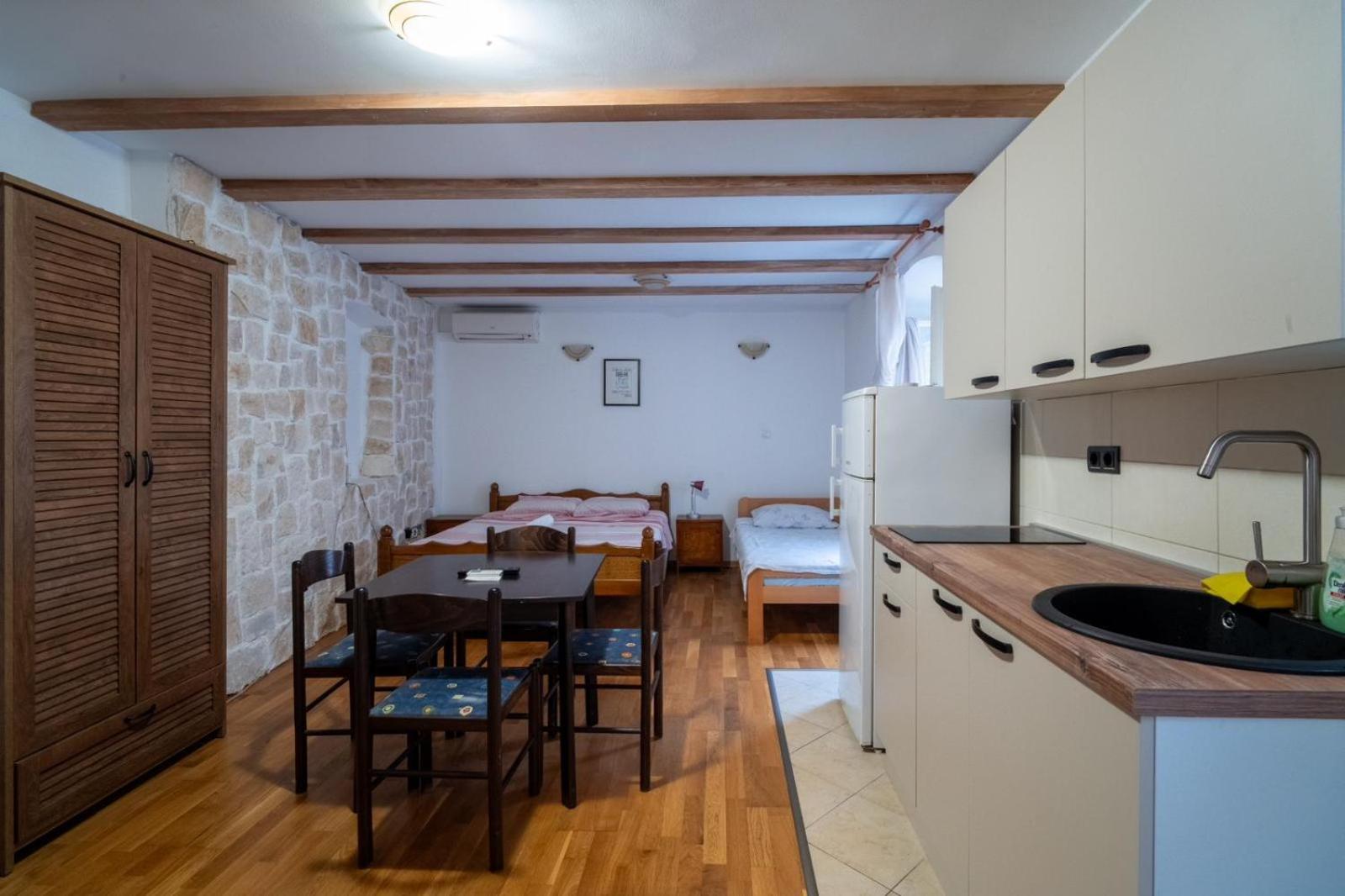 Apartments Loriana ชิเบนิก ภายนอก รูปภาพ